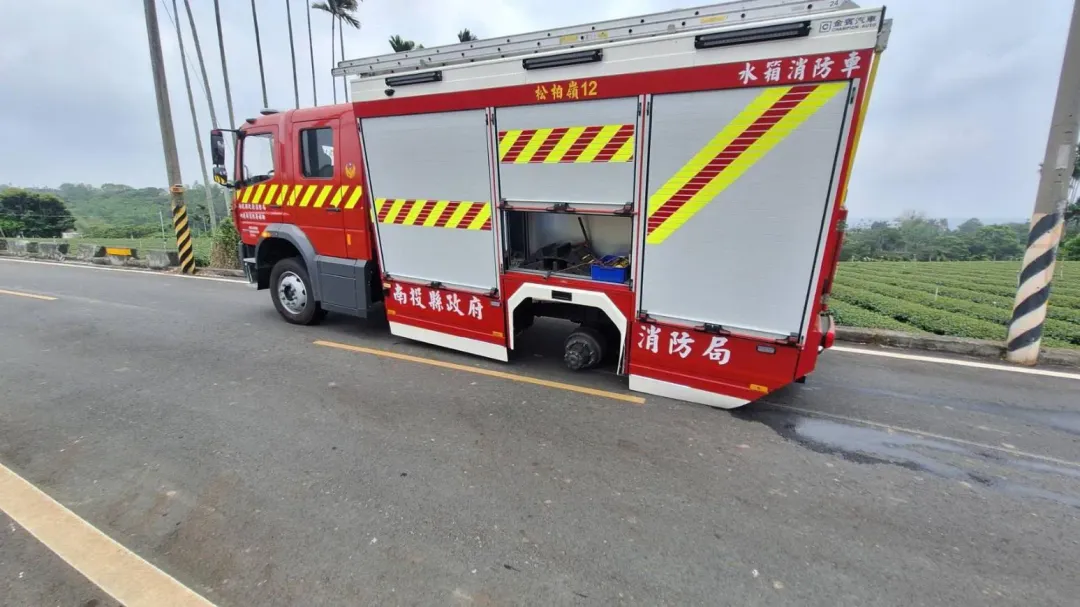 南投縣消防局一輛消防車19日中午竟在行駛途中離奇「掉胎」。(圖/南投縣消防局提供)
