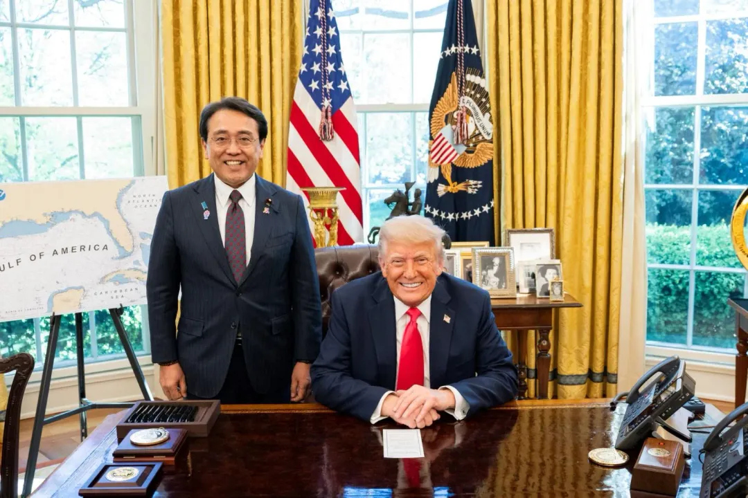 赤澤亮正在白宮與川普合影。（圖／翻攝日本內閣官房網站）