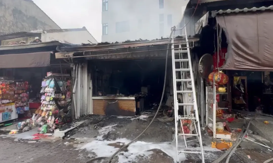 彰化一處店家發生火警，濃煙瀰漫至附近的知名景點鹿港老街。（圖／中天新聞，下同）