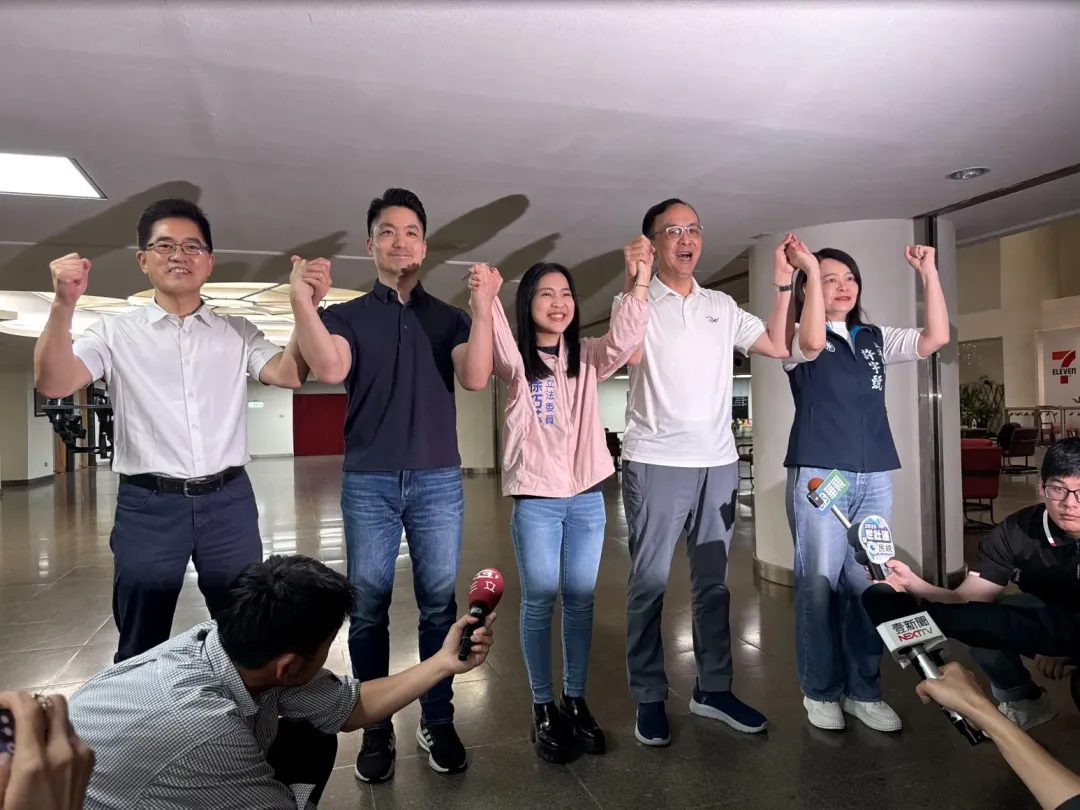 台北市長蔣萬安日前高喊「倒閣」，今天（20日）下午與黨主席朱立倫同台，出席國民黨北市黨部舉辦的「戰獨裁 站出來」信義、南松山場政策說明會。(圖／國民黨提供)