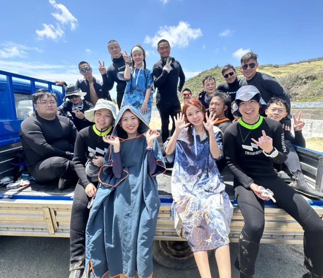 直播主們呼籲大家，離開海灘時能帶走自己生產的垃圾，使用「海洋友善」的化妝品及防曬乳。（圖/業者提供）