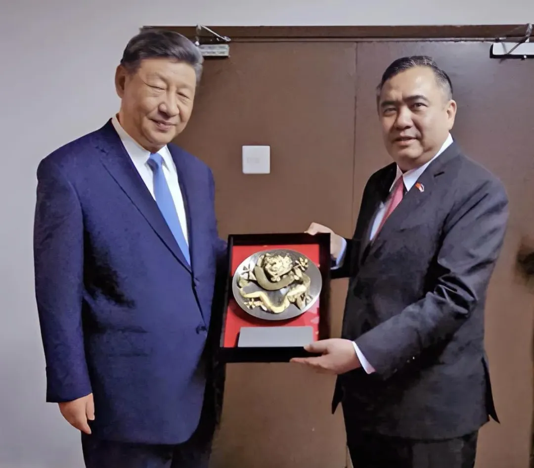 大馬交通部長陸兆福(右)贈習近平「錫盤龍雕」紀念品。(圖/翻攝自陸兆福臉書)