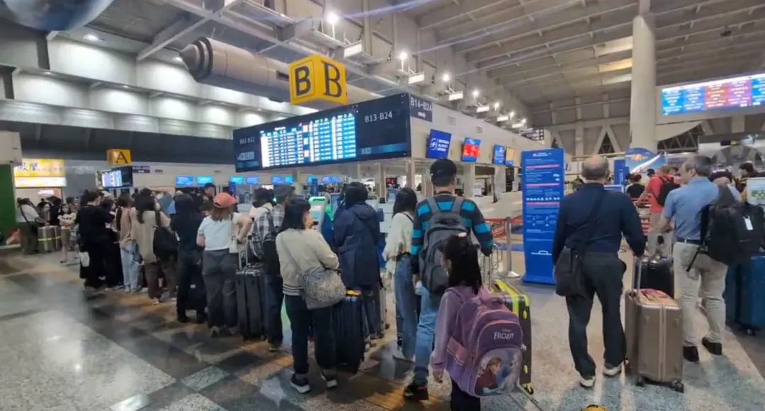 假期第一天高雄小港機場就擠滿人潮。（圖／中天新聞）