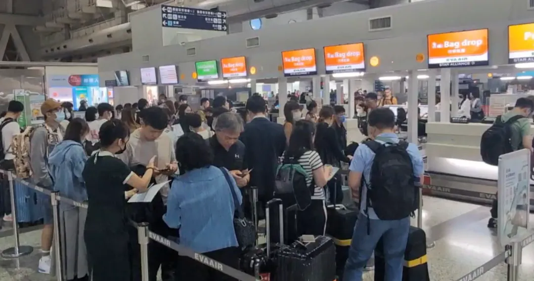 上午5時許高雄小港機場擠滿人潮。（圖／中天新聞）