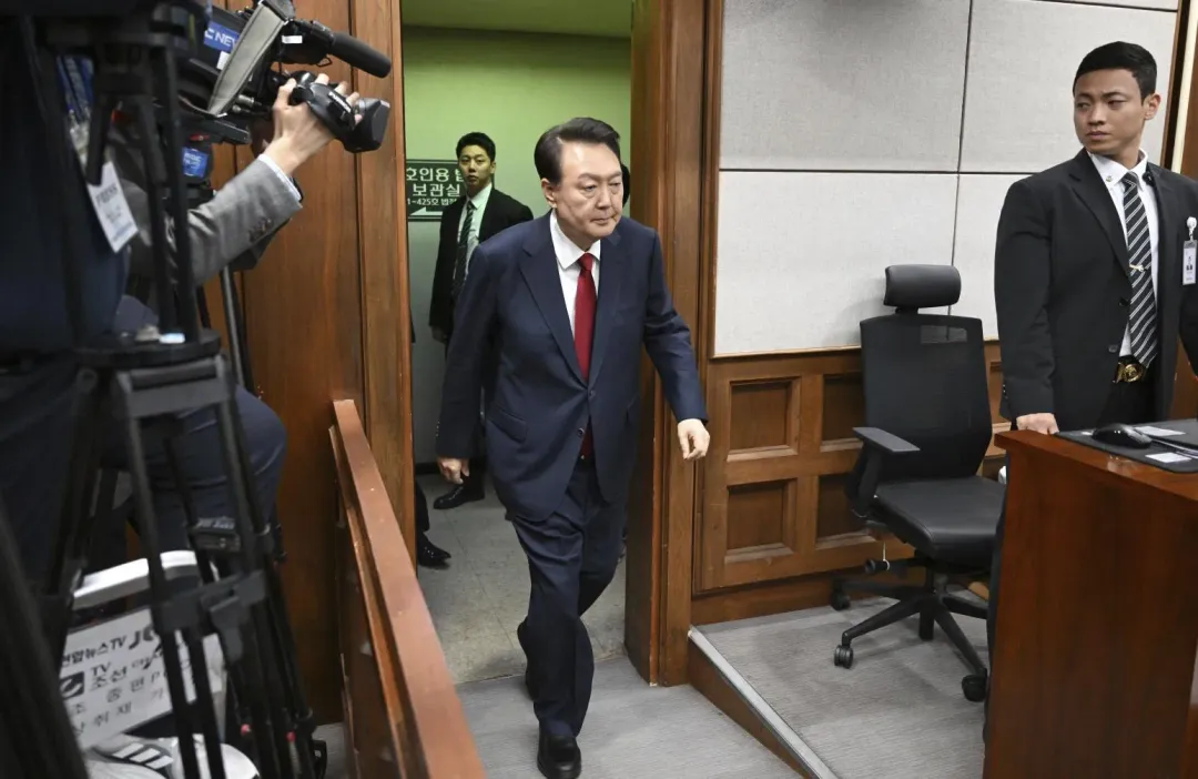 南韓前總統尹錫悅21日出庭受審。(圖/美聯社)