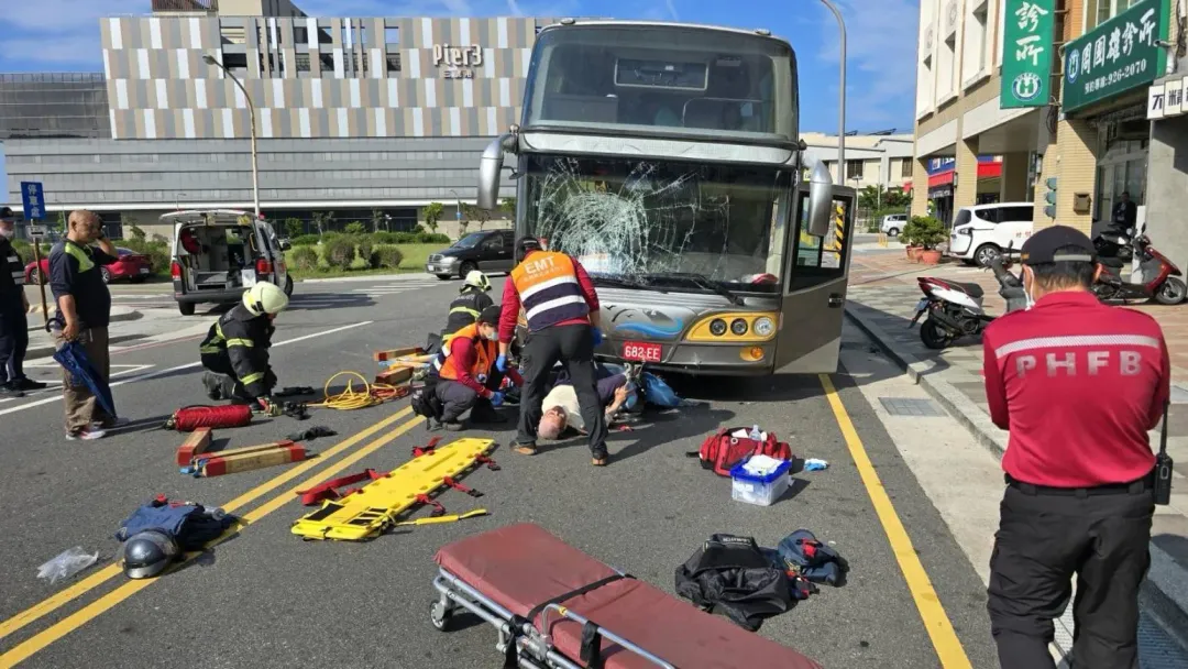 澎湖馬公市海埔路遊覽車機車碰撞。(圖/消防提供)