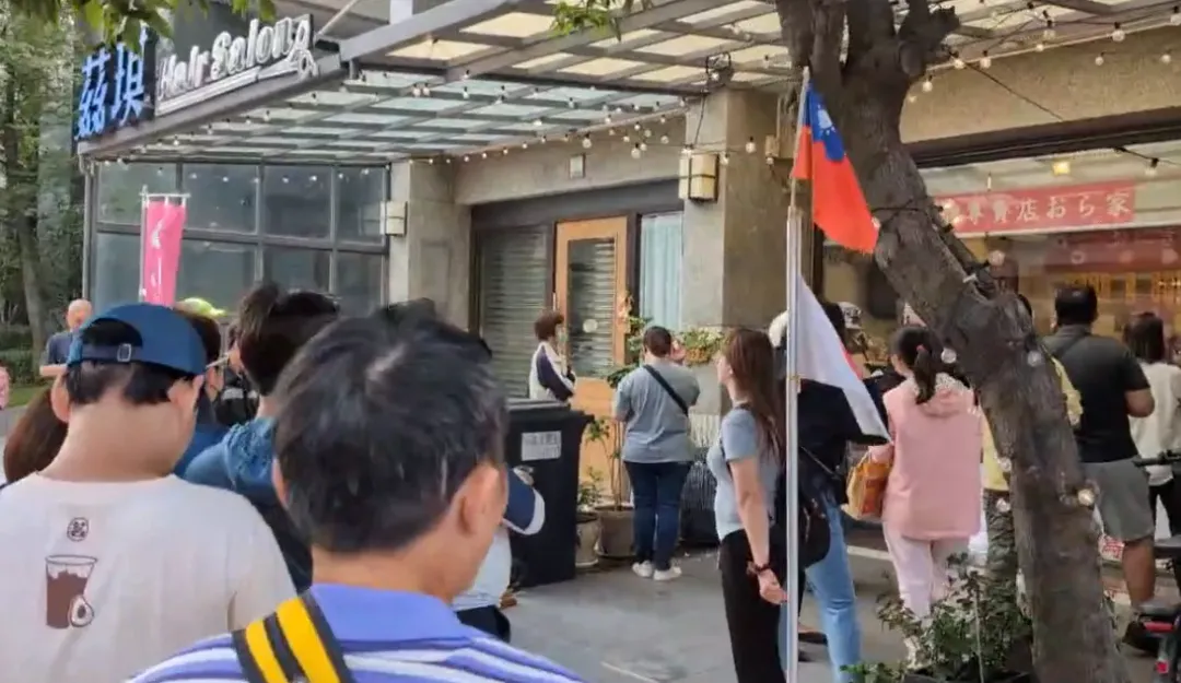 許多高雄人力挺飯糰店。（圖／中天新聞）