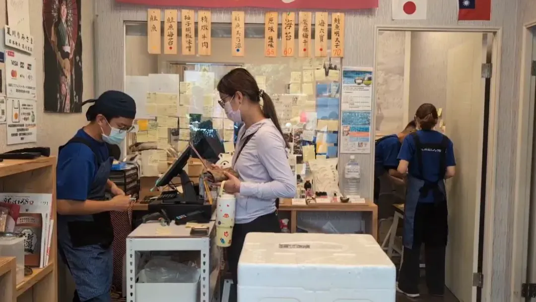 高雄鼓山區的「樋口飯糰」因生意火熱，遭到房東眼紅惡意砸店。（圖／中天新聞）