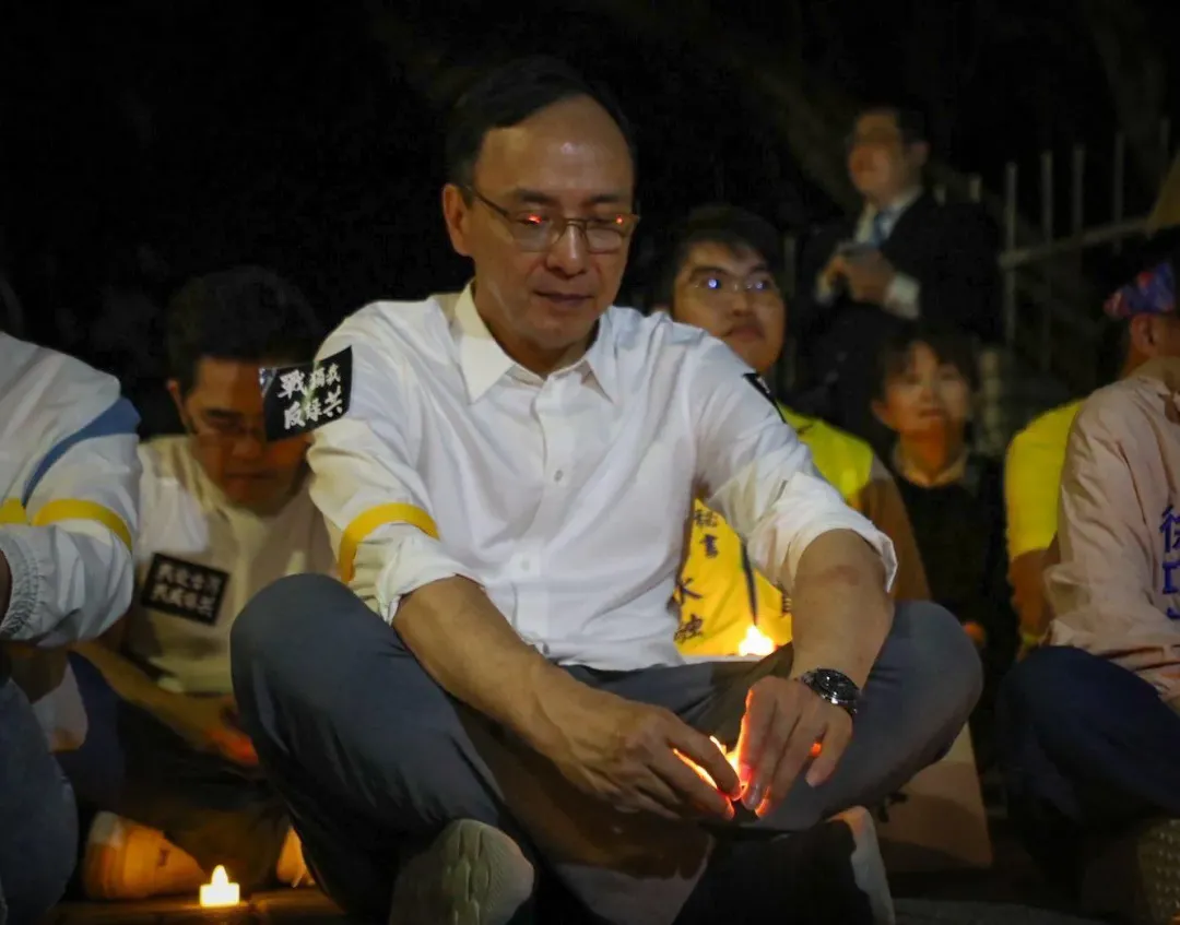 朱立倫、立委謝龍介及發言人楊智伃，17日晚間號召群眾前往台北地檢署前集會。（圖取自朱立倫臉書）