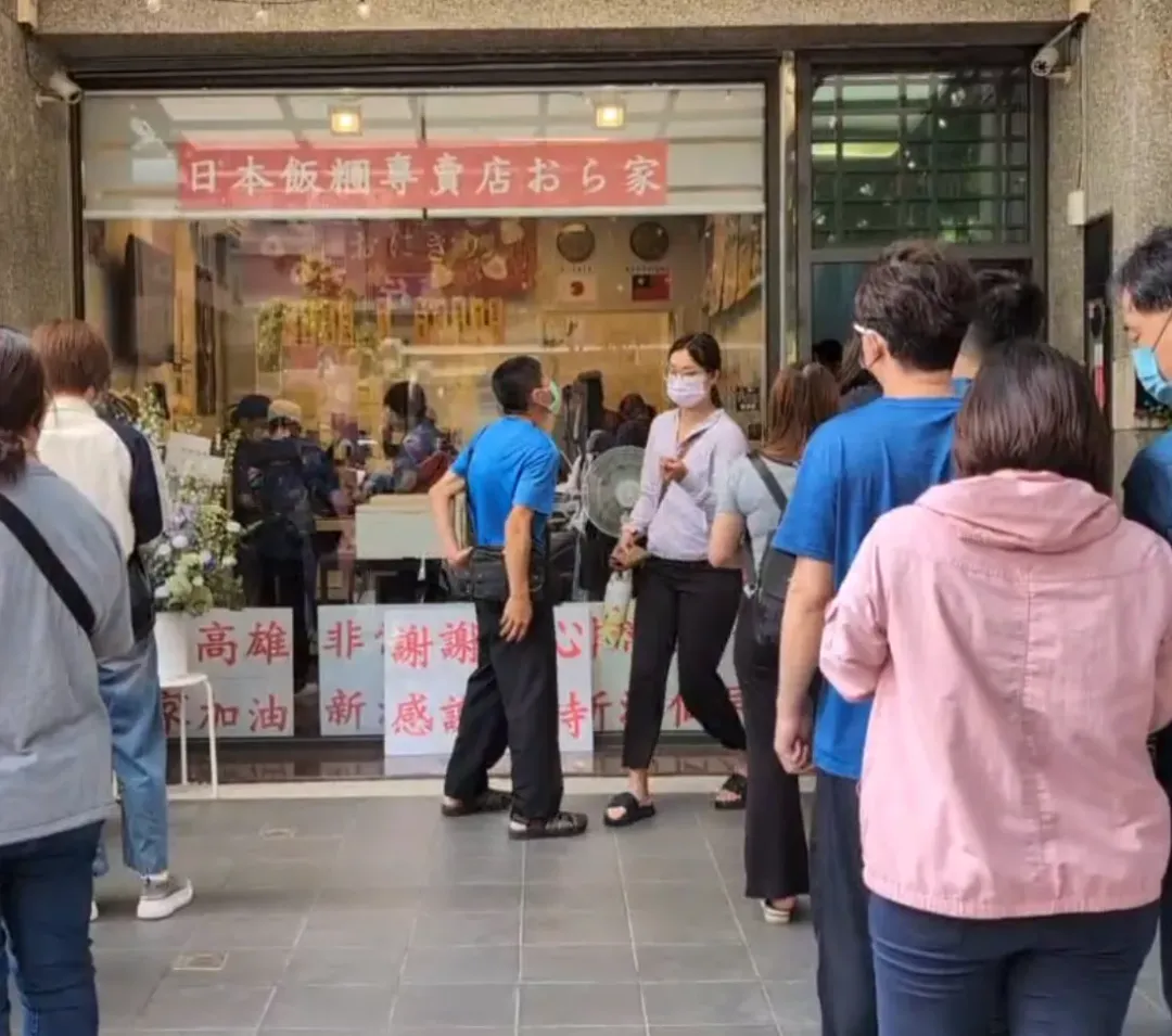 高雄知名飯糰店「樋口飯糰」日前遭房東砸店，前來搶購的支持人潮1波接1波。（圖／中天新聞）