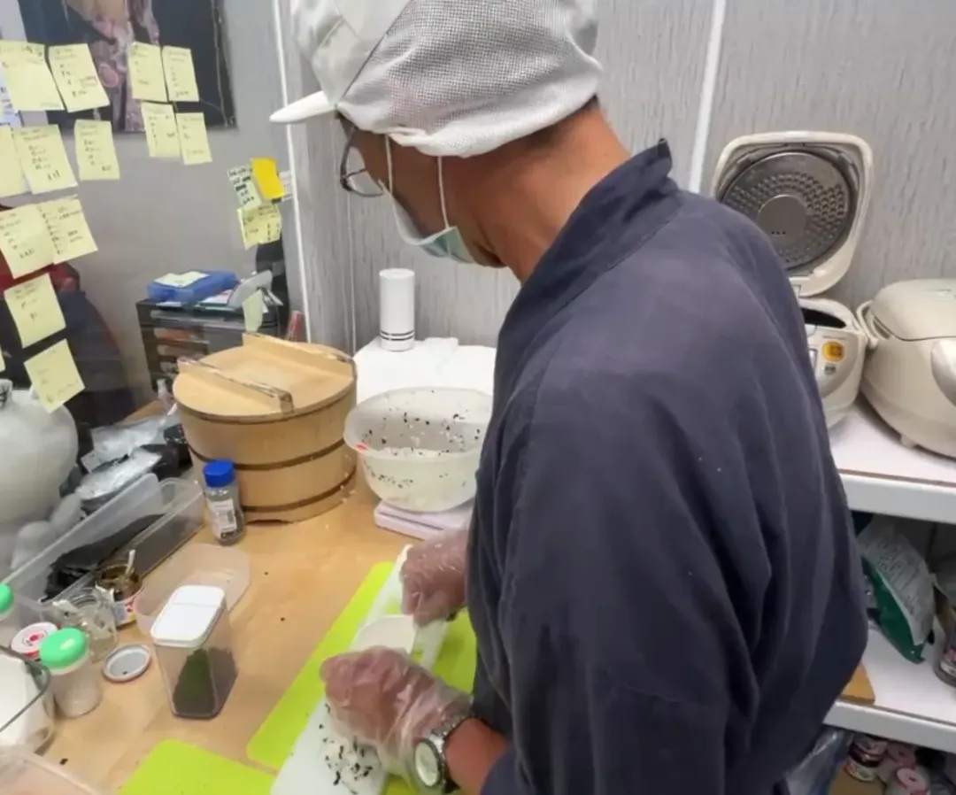 店家趕製飯糰，且因人潮太熱烈，開店不到3小時就售罄。（圖／中天新聞）