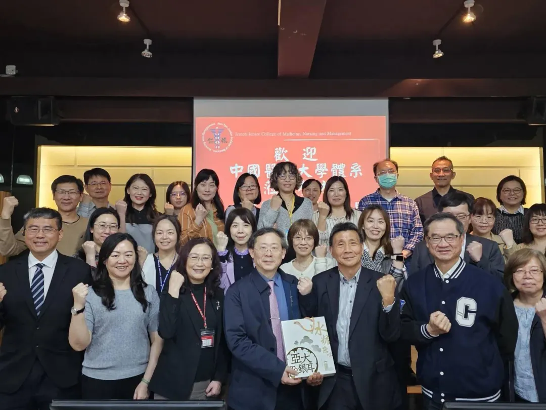 中國醫藥大學與仁德醫專簽約 啟動「護理師公費培育專班」合作。左為仁德醫專校長黃柏翔,右為中國醫副執行長陳貽善。(圖/仁德醫專提供)
