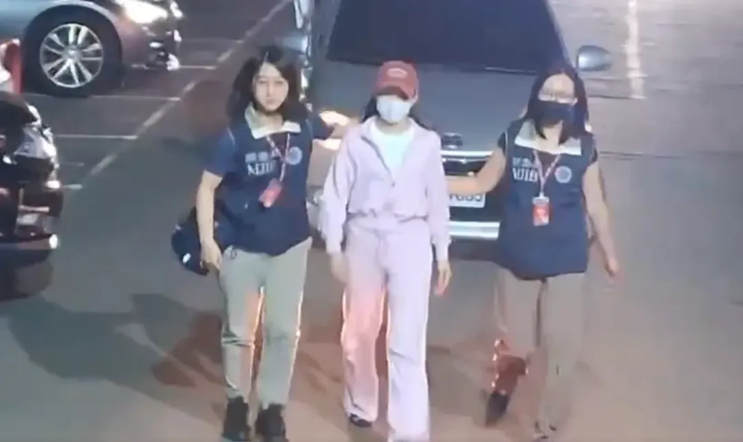 今日，檢方針對包括群海娛樂在內的5處地點發動搜索，並約談了家寧及其母親等共9人，稍早家寧和家寧媽移送檢方複訊。（圖/中天新聞）