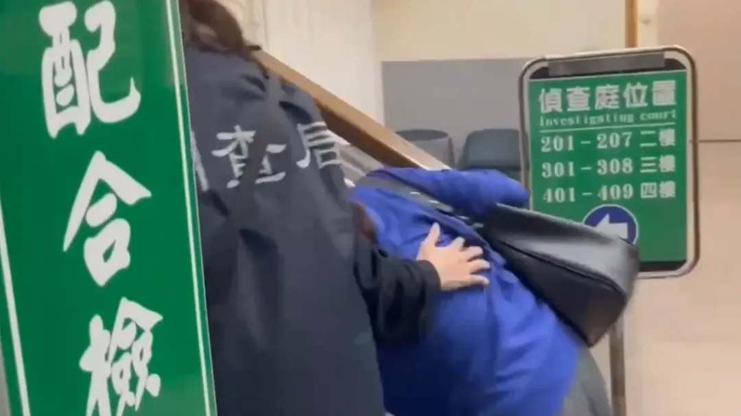 家寧媽在上樓梯時一度脚軟，差點摔跤，不知是不是想到要補稅而緊張導致。（圖/中天新聞）