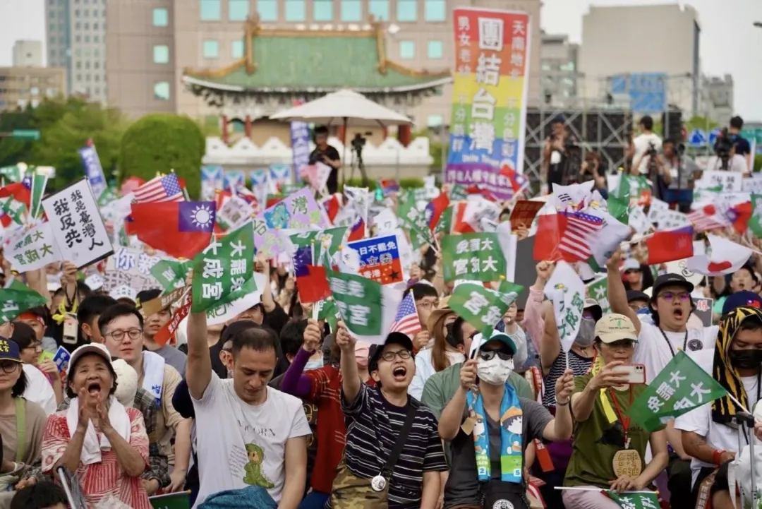 「拒絕統戰，守護台灣」大會，19日下午在凱達格蘭大道舉行。（圖取自黃捷臉書）