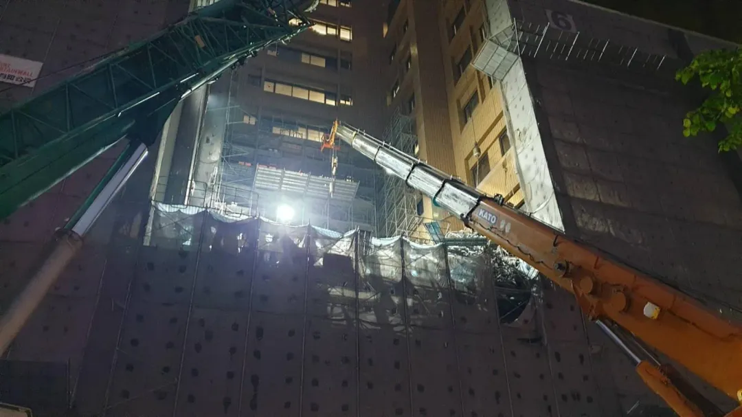 失聯移工被壓在三樓施工架中。（圖／北市府提供）