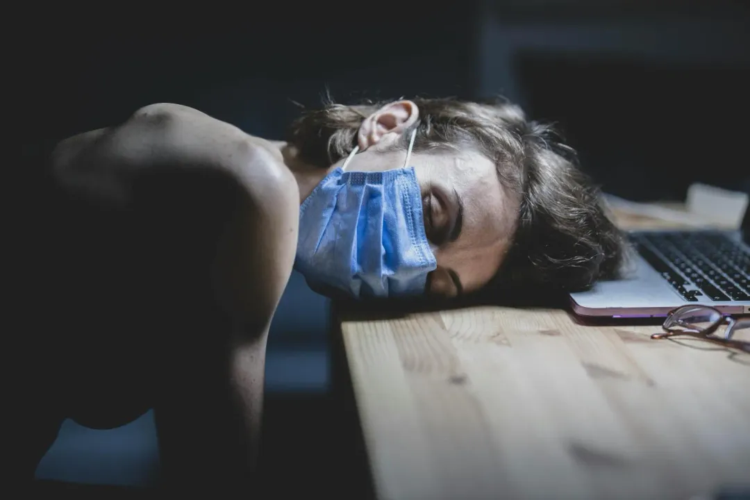 當人體免疫力下降時，例如熬夜、壓力大、過度運動或飲食失衡，都可能導致EB病毒再度活化。（示意圖／Pexels）