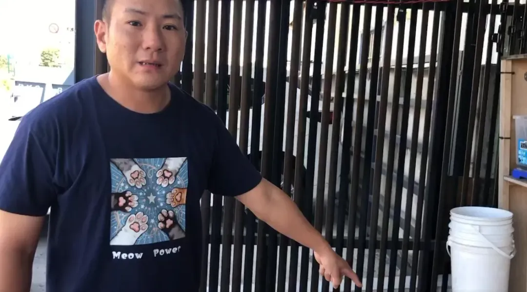郭姓民眾表示第二次綠鬣蜥跑過來就成功抓到綠鬣蜥。（圖／中天新聞）