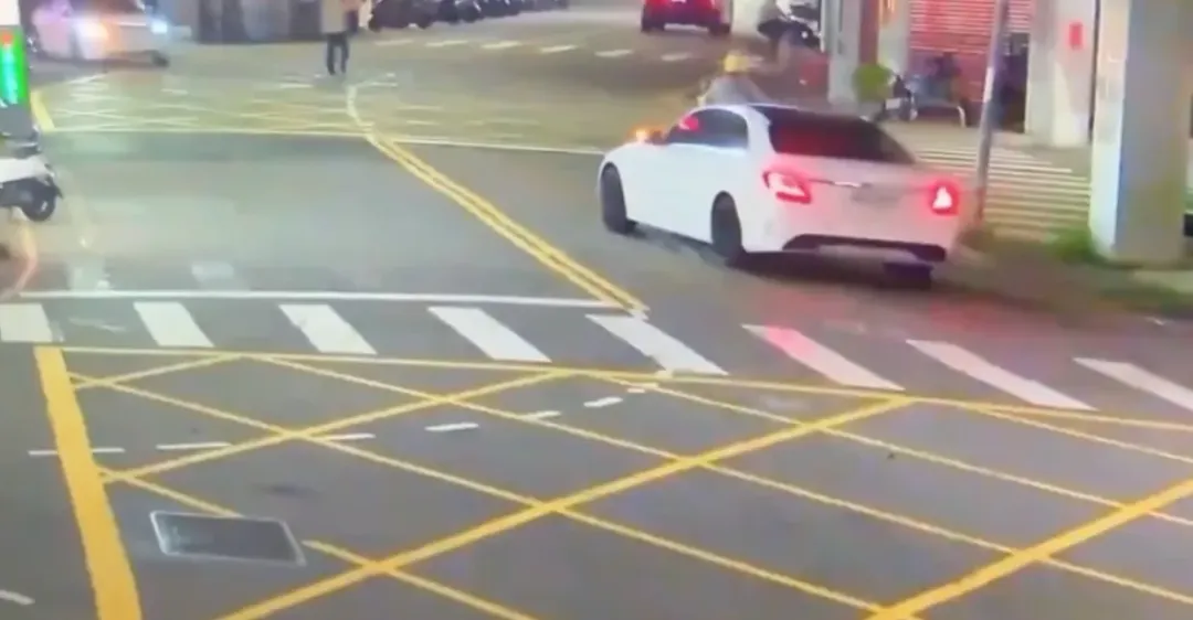 劉男隨即開車逃離。（圖／中天新聞）
