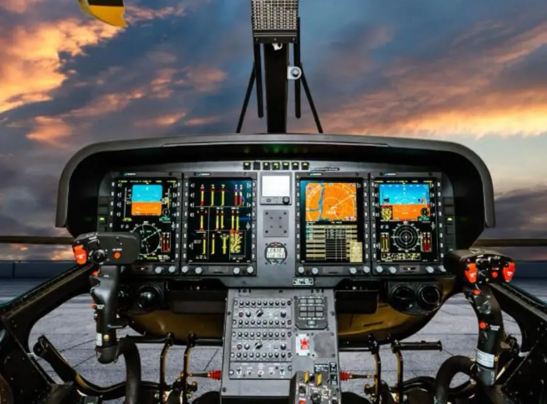 TH-73A教練機直升機駕駛艙配備4具大型多功能顯示器。(圖/李奧納多公司)