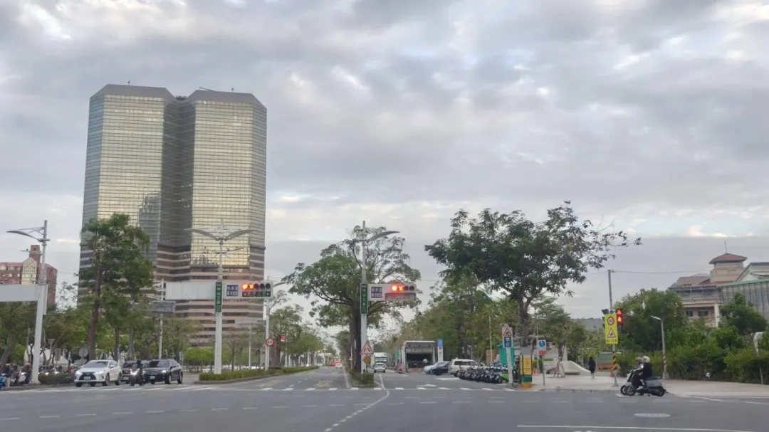 開車要經過路口時，若遇到交通號誌從綠燈轉為黃燈可以利用停止線當判斷依據。（圖／中天新聞）
