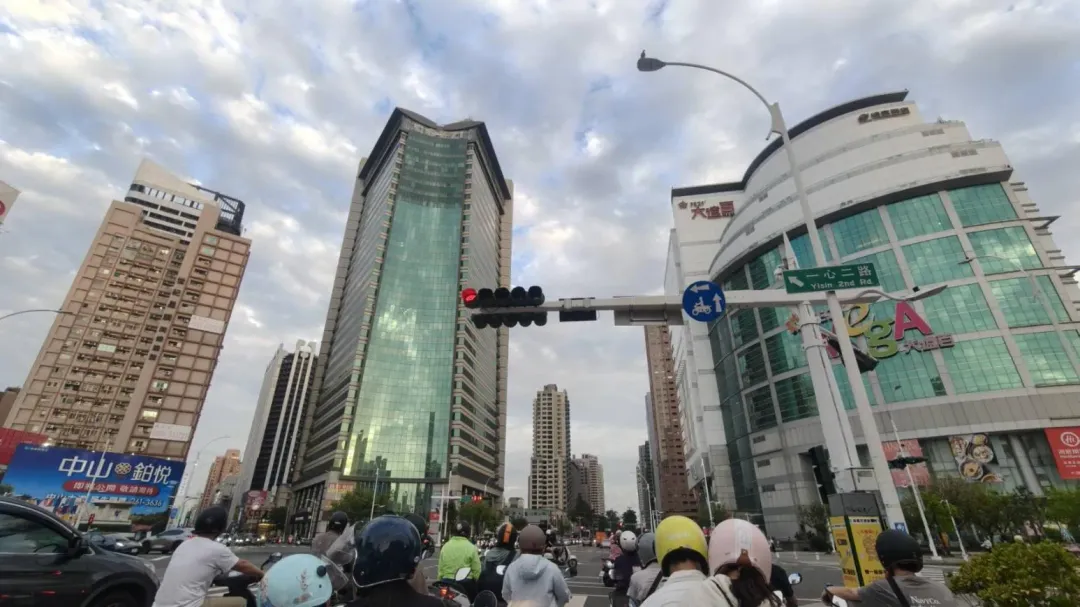 女機車騎士進入待轉區時，遭後方騎士指責未打方向燈。（資料照／中天新聞）