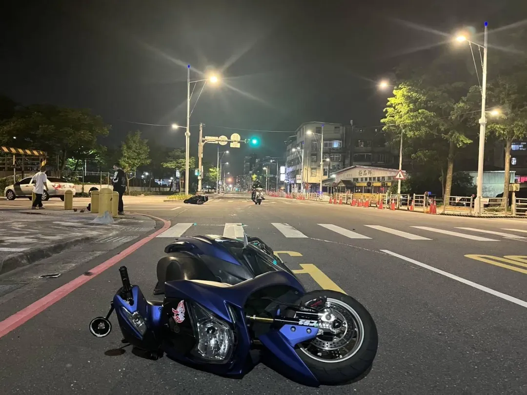 基隆市七堵區今（23）日凌晨發生一起嚴重死亡車禍。（圖／中天新聞）