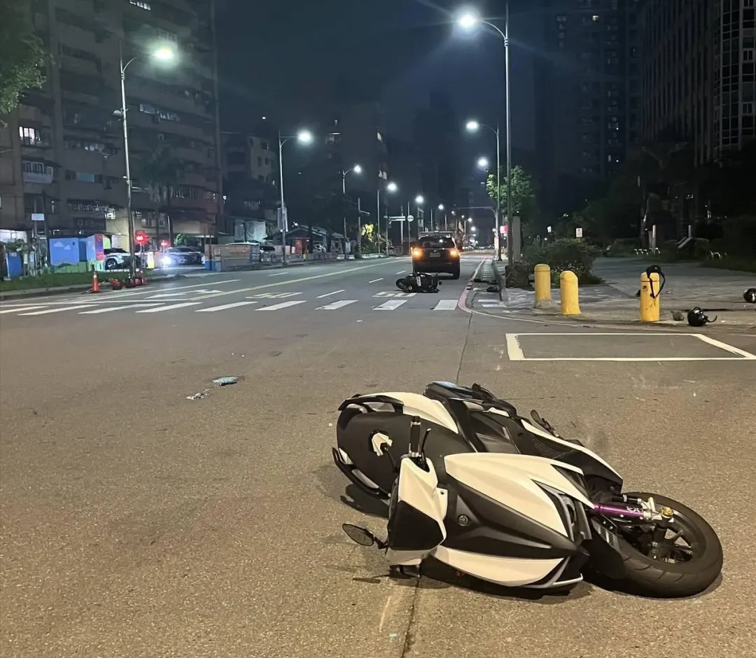 基隆市七堵區今（23）日凌晨發生一起嚴重死亡車禍。（圖／中天新聞）