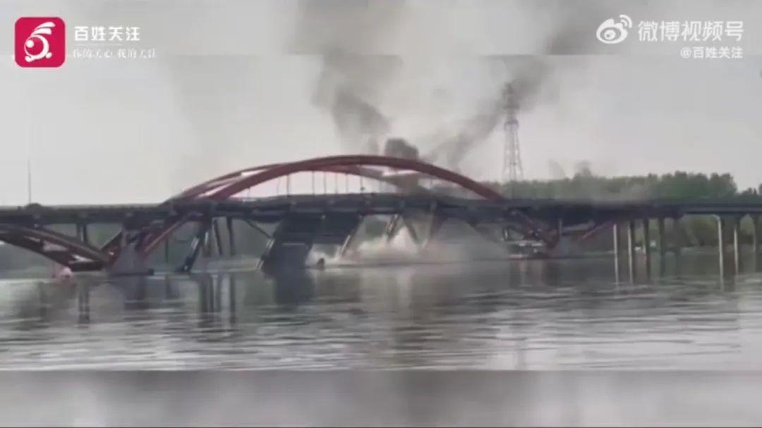 北京順義的潮白河大橋23日驚傳起火，部分橋面坍塌。（圖／翻攝微博）