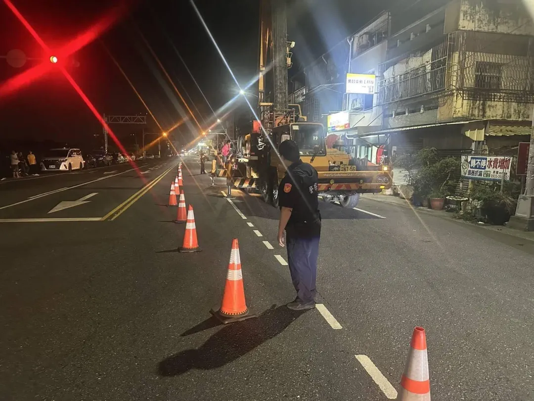 警方到場管制交通。（圖／中天新聞）