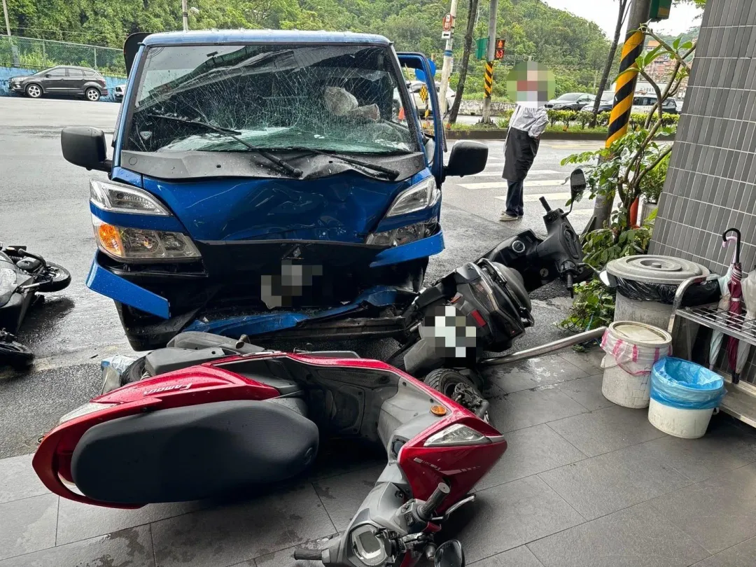 貨車撞倒3機車才停下。（圖／翻攝畫面）