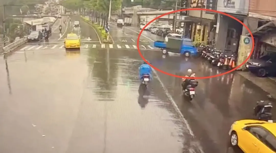 貨車衝向對向車道撞3機車。（圖／翻攝畫面）
