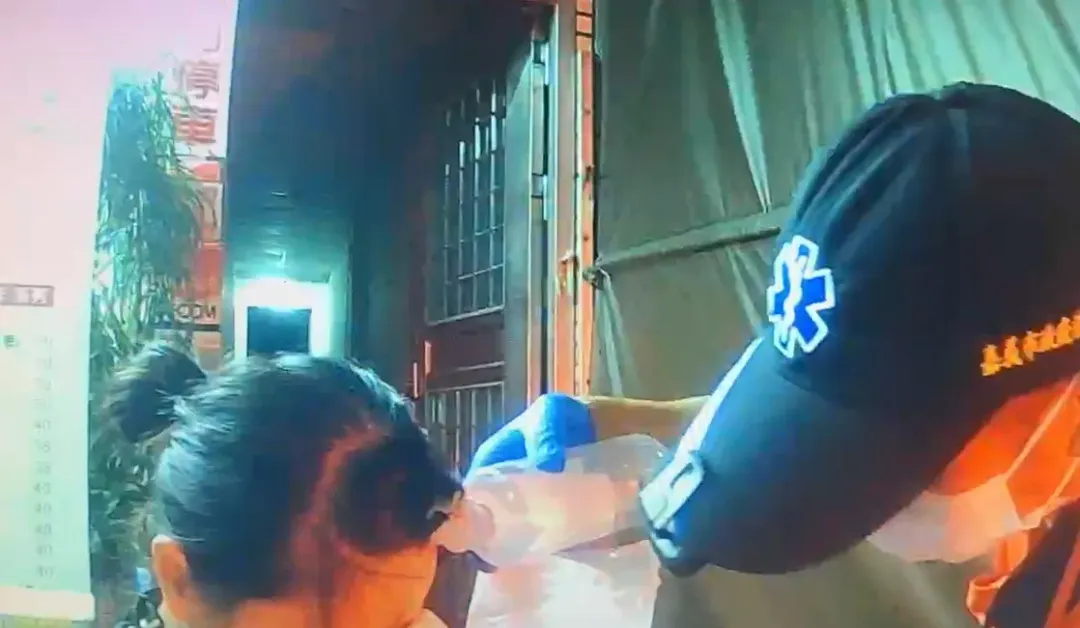 救護人員到場後立即為女子清洗傷口並進行包紮止血。（圖／中天新聞）