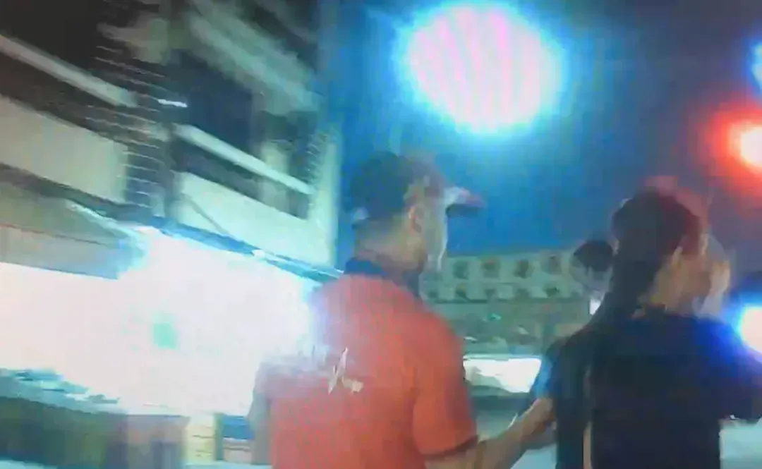 臘腸狗飼主被送往衛生福利部署立嘉義醫院進行進一步治療。（圖／中天新聞）