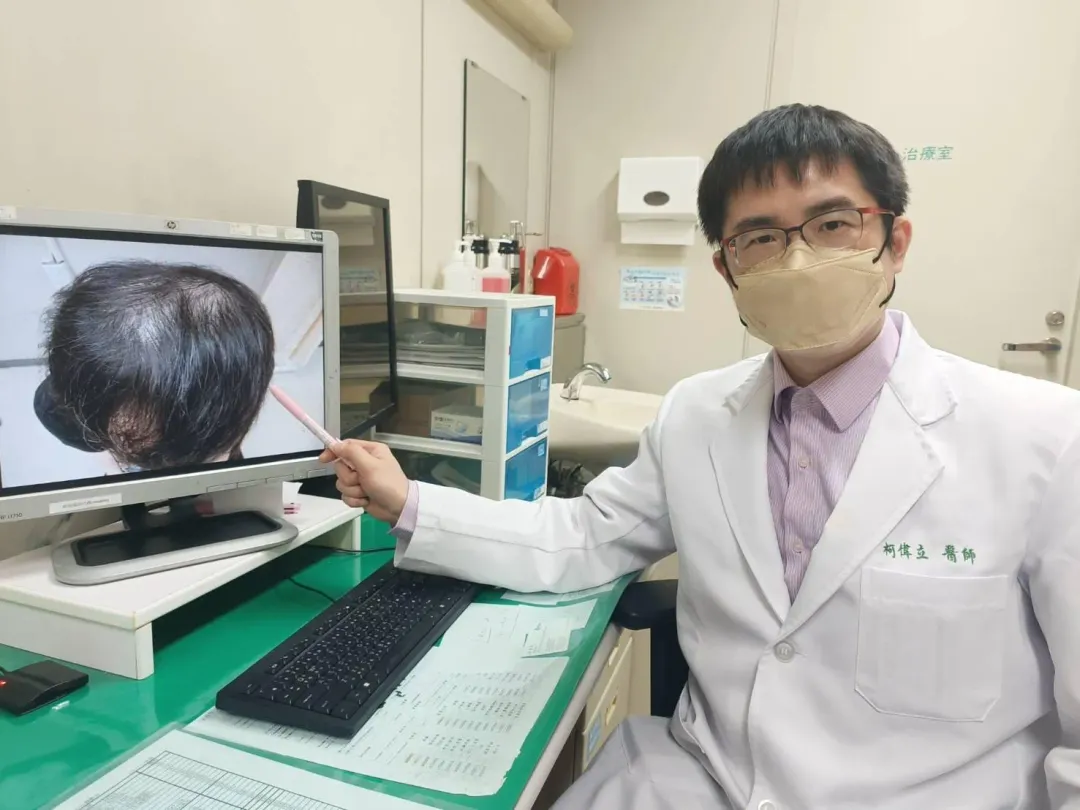 澄清醫院中港院區皮膚科主任柯偉立表示，前來諮詢掉髮的民眾比例一年比一年高。（圖／澄清醫院）