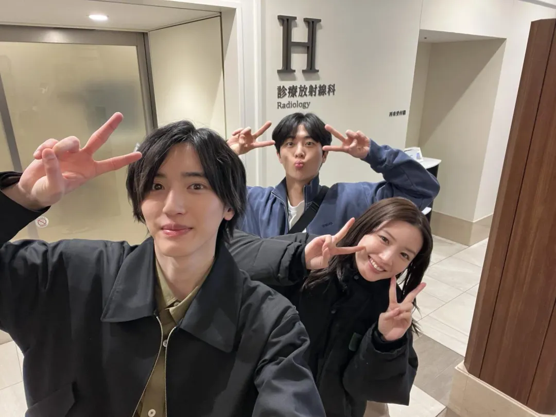 金武俊（後）近期和永野芽郁（右）、道枝駿佑（左）等人合作TBS春季日劇《新聞主播》。（圖／翻攝X @caster_tbs）