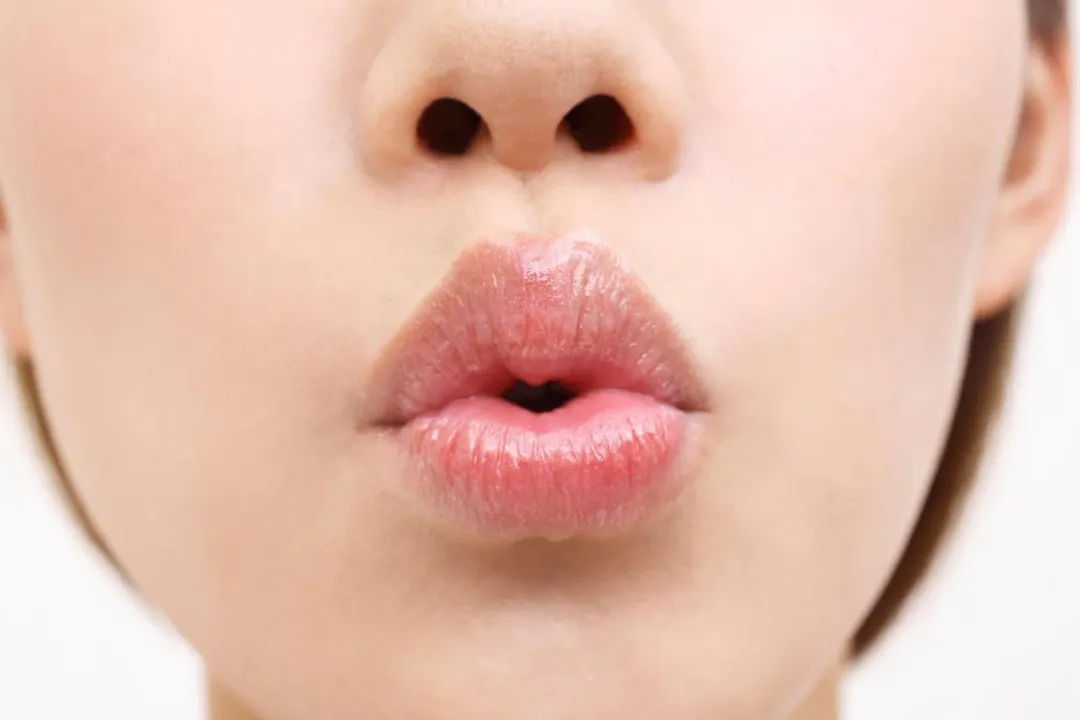 黃軒醫師指出，掐人中是指用力按壓位於鼻下、嘴唇上方的「人中」穴位。（示意圖／123RF）