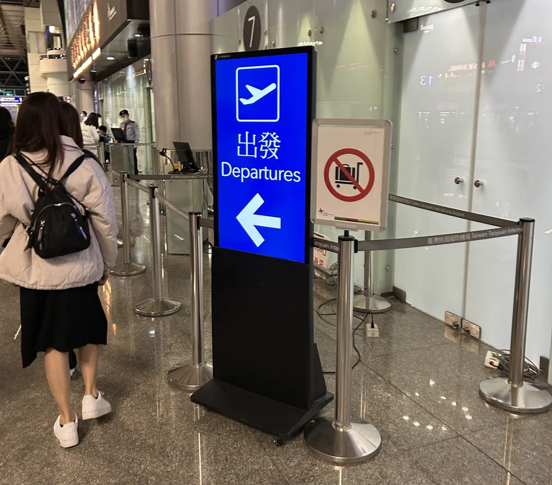 桃園國際機場13日上午出現強烈側風，導致多架航班無法順利降落，截至上午7時，已有49架次客機、15架次貨機被迫取消。（示意圖／記者高珞曦攝）