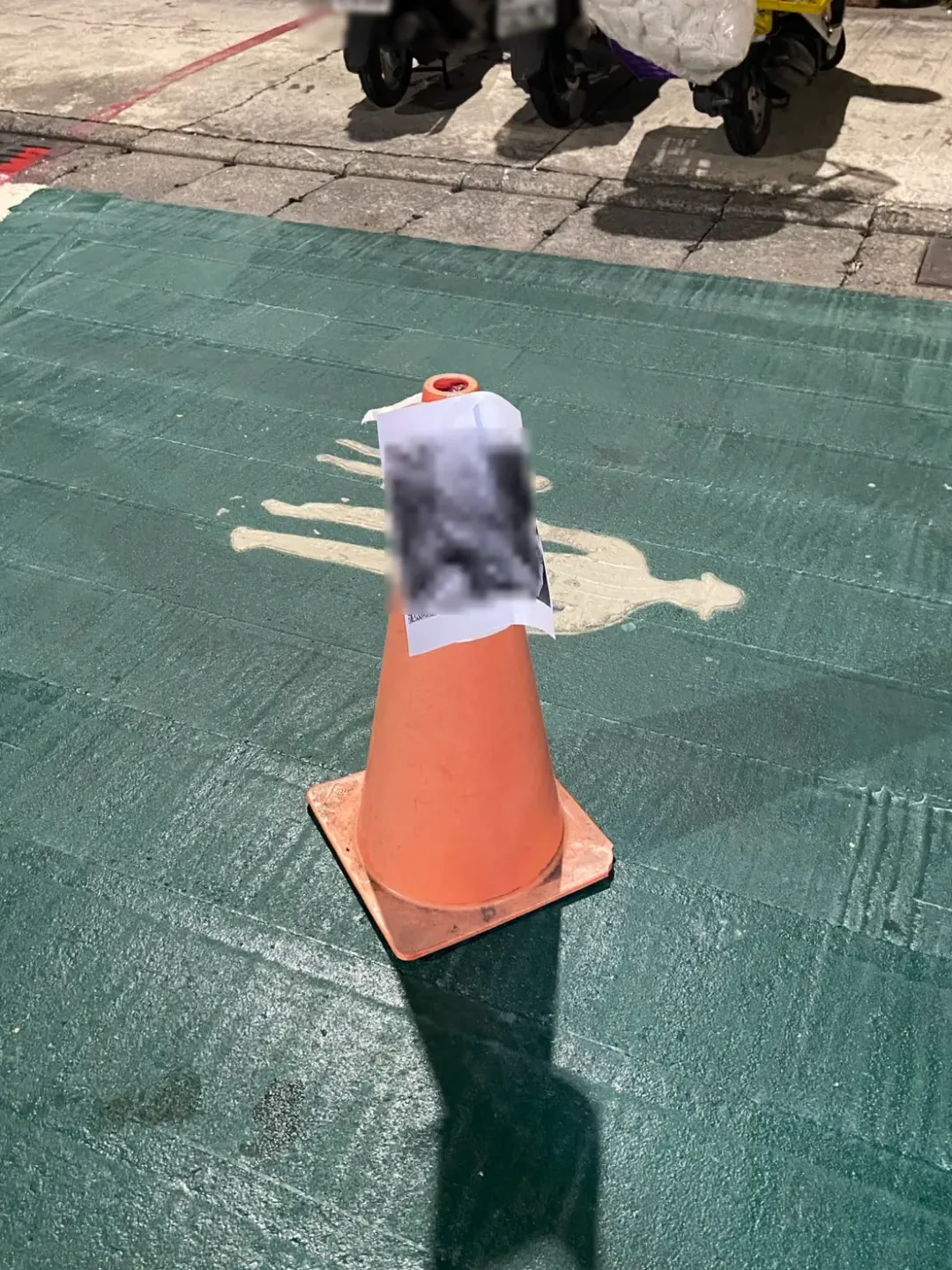 高雄三民二分局鼎山派出所於今(23)日中午接獲民眾報案稱,大昌一路巷弄電桿遭到張貼印有本人頭像之紙張。(圖/翻攝畫面)