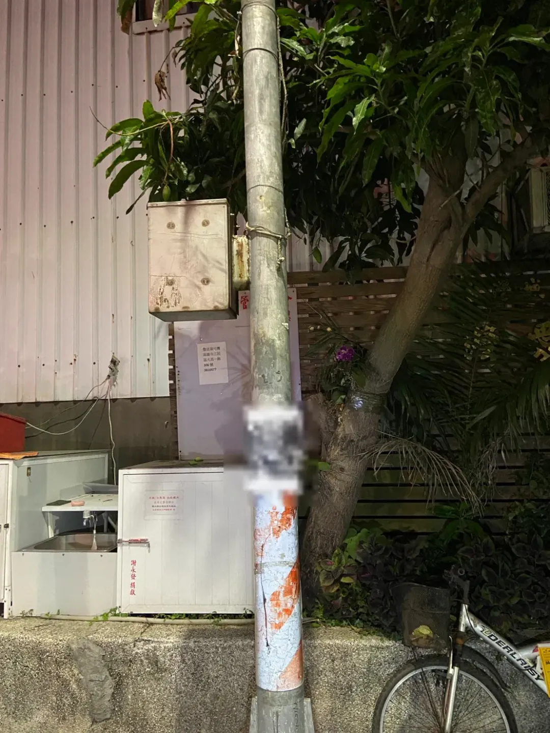高雄三民二分局鼎山派出所於今(23)日中午接獲民眾報案稱,大昌一路巷弄電桿遭到張貼印有本人頭像之紙張。(圖/翻攝畫面)