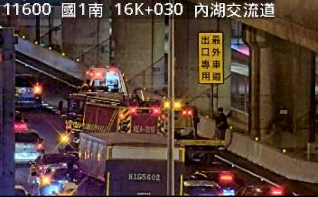 國道1號內湖段發生4車追撞車禍。（圖／翻攝自國道公路即時網）
