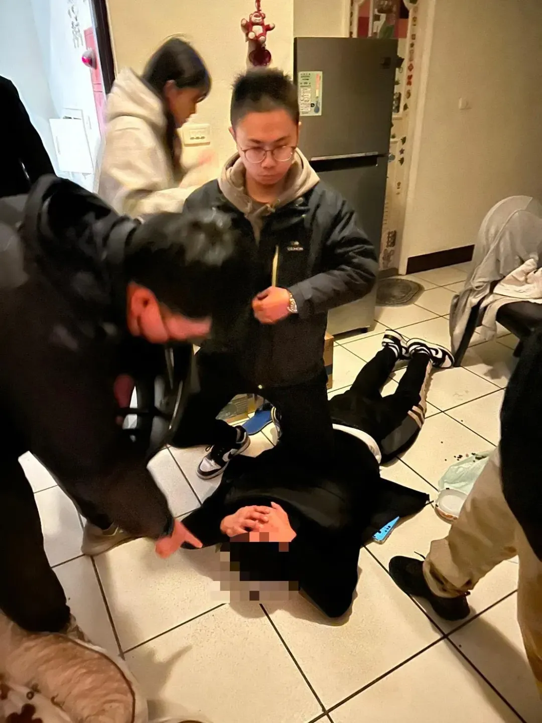 警方經調閱監視器，鎖定嫌犯身分，並在其住處埋伏逮捕。（圖/警方提供）