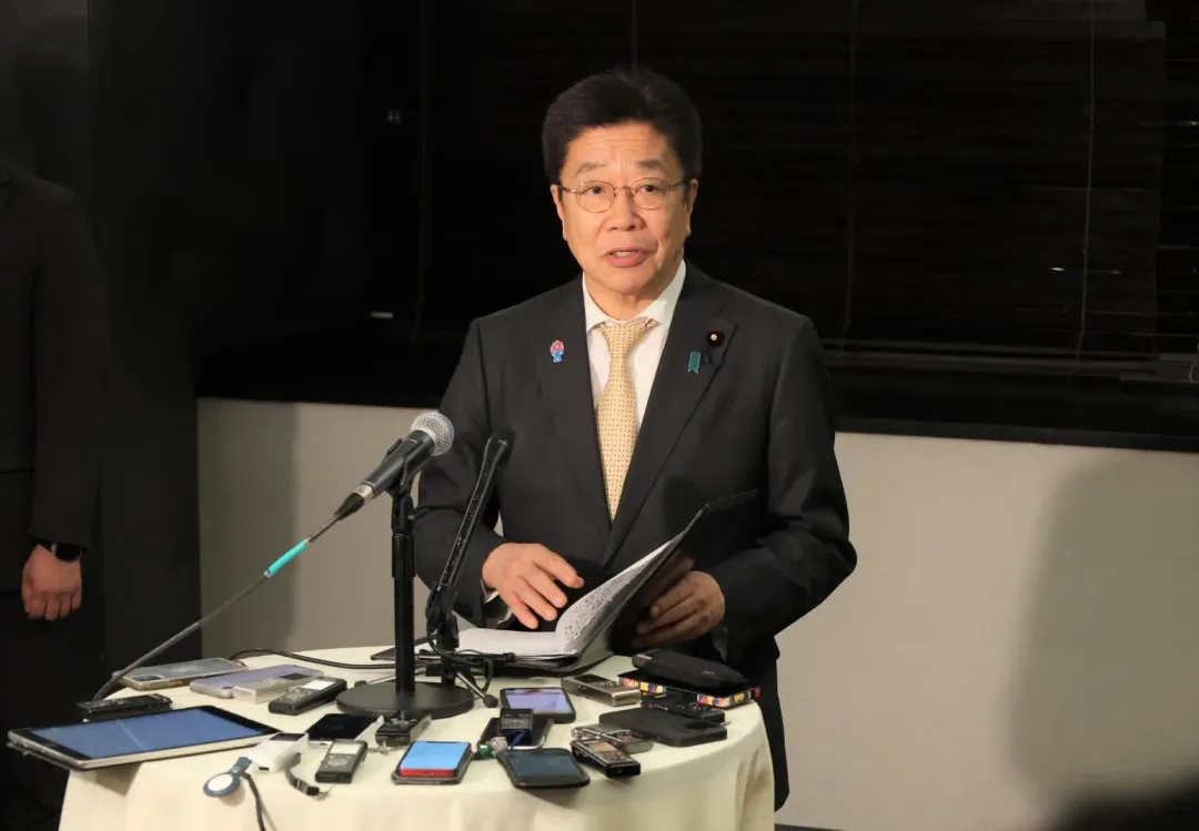 當地時間23日，日本財政部長加藤勝信在華盛頓G20財長與央行行長會議後舉行記者會。（圖／翻攝自X@MOF_Japan）