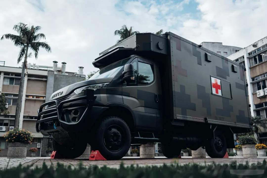 國軍換裝中的新式野戰救護車。(圖/軍聞社)
