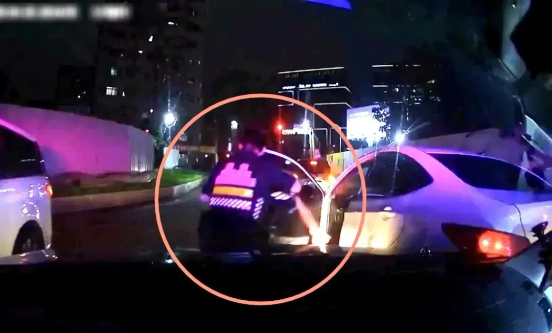 警方開槍後將嫌犯拖出車外逮捕。(圖/翻攝畫面)