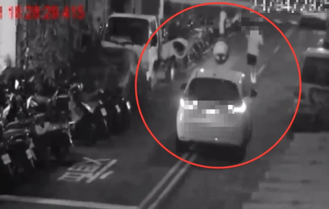 鄭男騎電動滑板車後方自小客車駕駛鳴按喇叭。（圖／翻攝畫面）