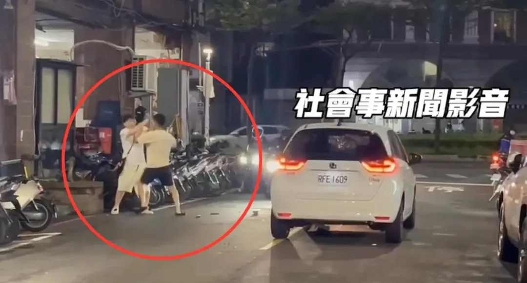 2名男子在街頭互毆被網友拍下PO網。（圖／翻攝自社會事新聞影音）
