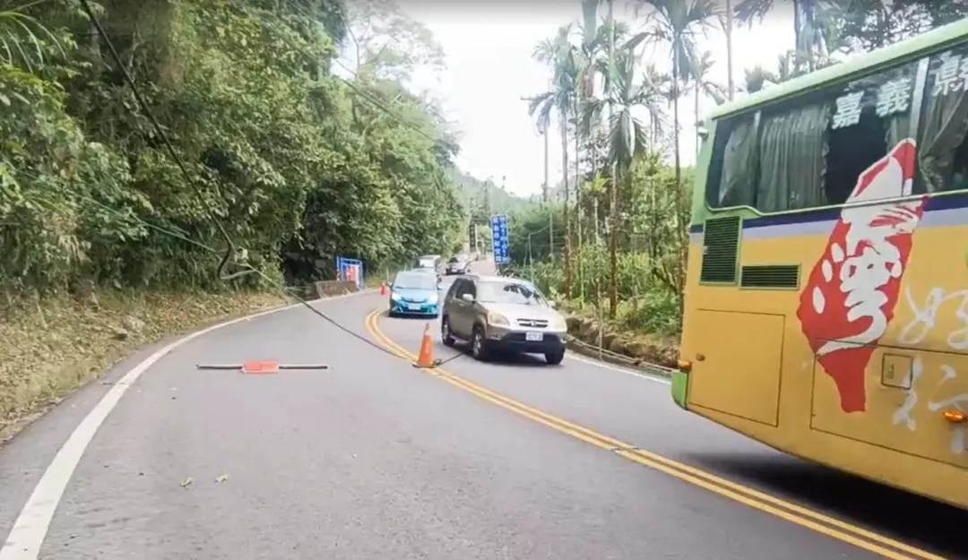 阿里山公路45公里處，昨日下午因電線掉落只能單線通車。（圖／翻攝自大阿里山交通資訊站）