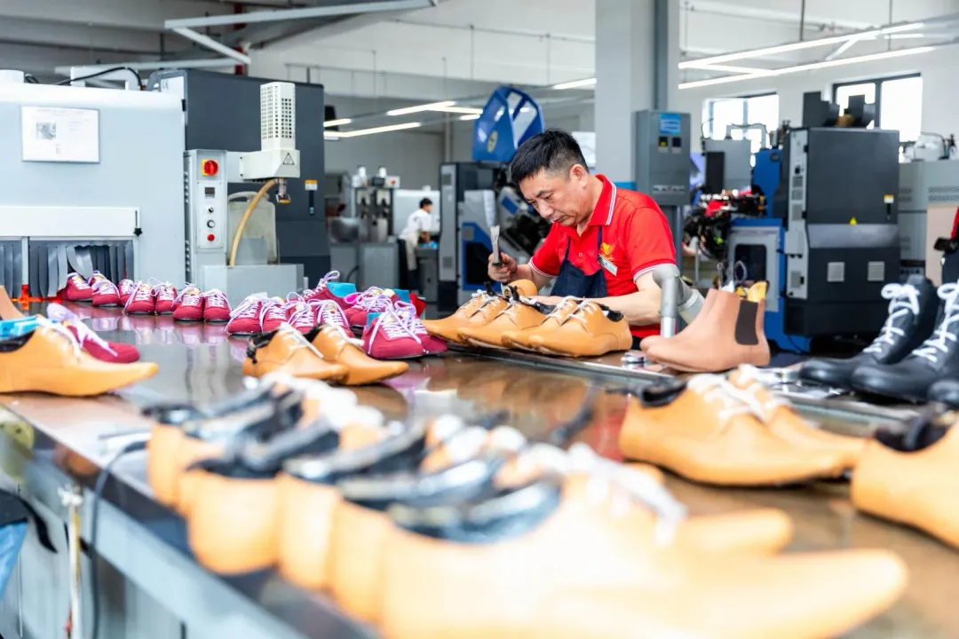 浙江溫州製鞋工廠。（圖／新華社）