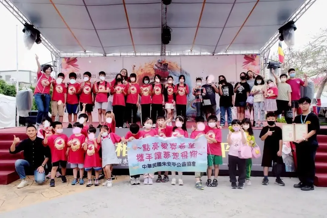 朱安平公益協會理事長朱康震（前排左一），率愛加倍小衛星、法國號小衛星近40位學童，體驗米干節活動。（圖／朱安平公益協會提供）